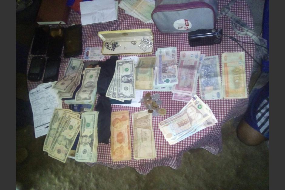 La PNC tambi&eacute;n decomis&oacute; dinero, joyas y celulares durante los allanamientos.  (Foto: @PNCdeGuatemala)