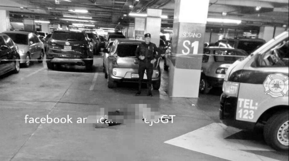 Un aparente asalto dej&oacute; a una persona muerta en el centro comercial. (Foto: Amilcar Montejo/PMT) 