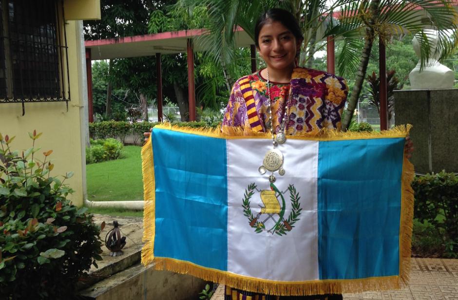 Helen muestra la bandera de Guatemala antes del certamen en Panam&aacute;. (Foto: Cortes&iacute;a Helen De Paz)