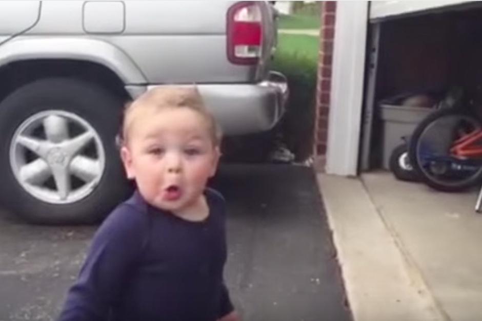 Un beb&eacute; muestra su asombro cuando la puerta del "garage" se abre autom&aacute;ticamente. (Imagen: YouTube)