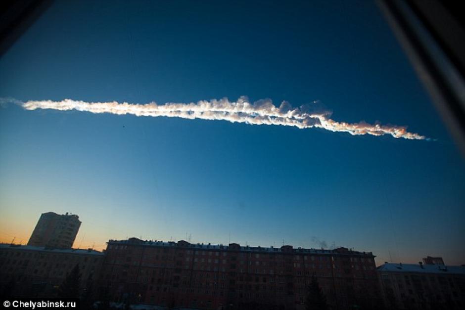 El asteroide que pas&oacute; este lunes cerca de la Tierra era de caracter&iacute;sticas similares al que cay&oacute; en Cheli&aacute;binsk, Rusia, en 2013. (Foto: Daily Mail)