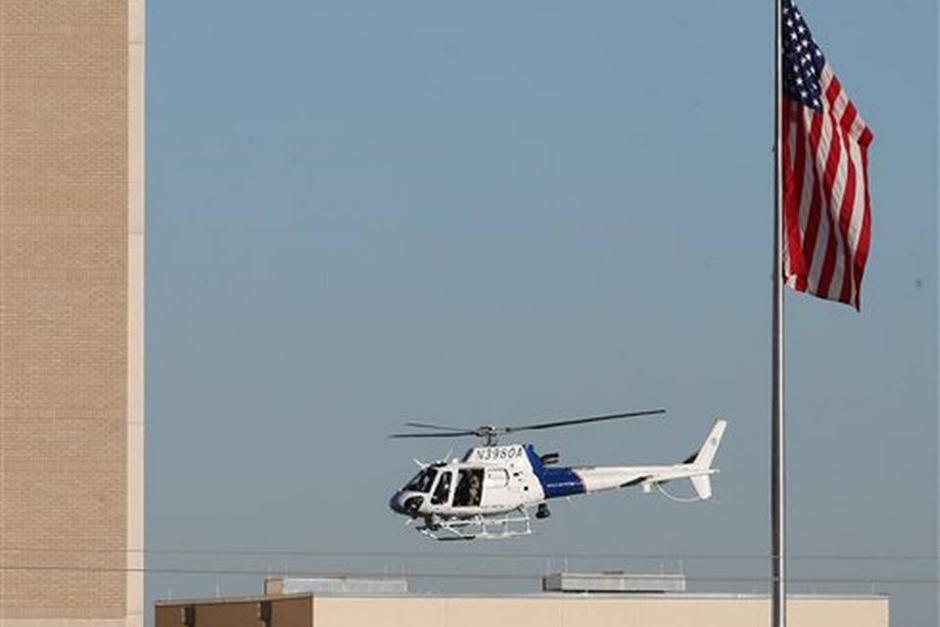 Un helic&oacute;ptero del departamento de Seguridad Nacional de los Estados Unidos aterriza en el Centro M&eacute;dico Militar donde este martes tuvo lugar una balacera que cobr&oacute; la vida de dos personas. (Foto: Agencias)