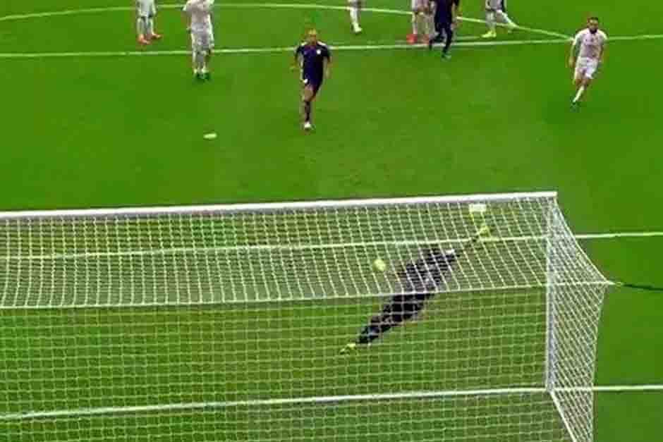 Keylor Navas quit&oacute; un bal&oacute;n que iba al &aacute;ngulo del palo de la barrera, una atajada pr&aacute;cticamente imposible. (Foto: YouTube)