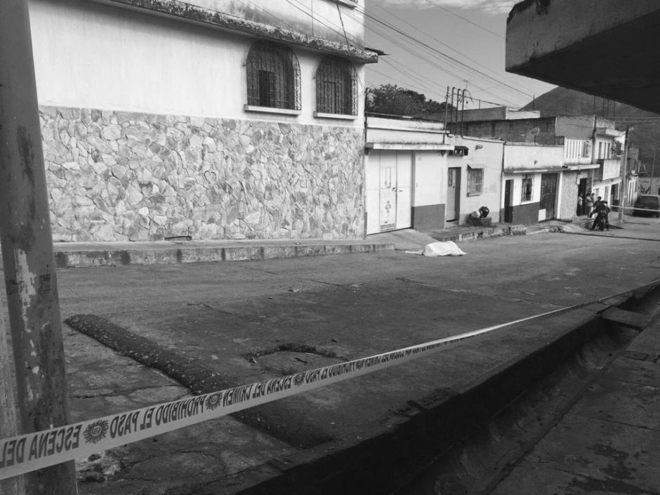 Un hombre muri&oacute; y su pareja result&oacute; herida en un ataque armado en la colonia Santa Luisa, zona 6. (Foto: @rgonzalez_eu)