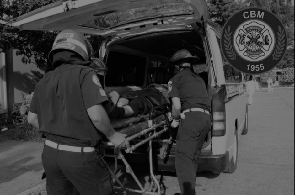 Tres pilotos de los transportes Coutravin RL fueron atacados a balazos en San Miguel Petapa. (Foto: Twitter/Bomberos Municipales)
