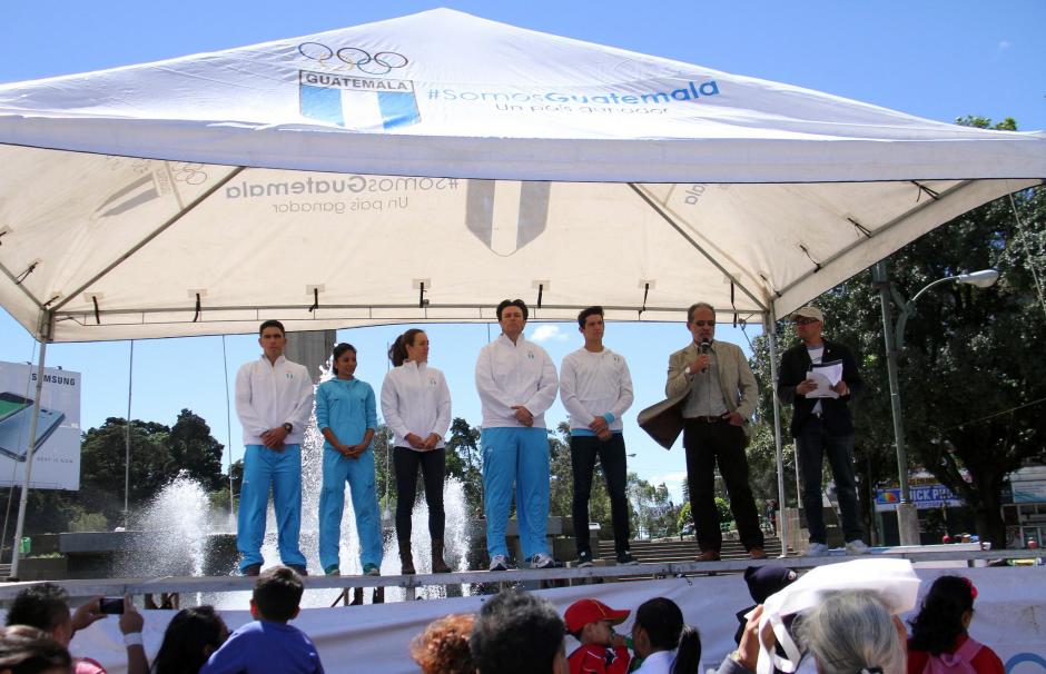 Los atletas clasificados a R&iacute;o 2016; Manuel Rodas, Mirna Ortiz, Isabel Brand, Charles Fern&aacute;ndez y Hebert Brol, compartieron en la actividad "Festival Ol&iacute;mpico", en el Obelisco. (Foto: Comit&eacute; Ol&iacute;mpico Guatemalteco)