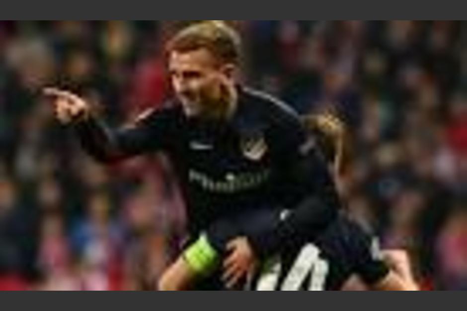 El juego estuvo encendido y las disputas llegaron hasta el área técnica. (Foto: AFP)