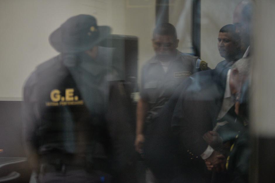 De esta forma se saludaron los exmandatarios. (Foto: Wilder L&oacute;pez/Soy502)