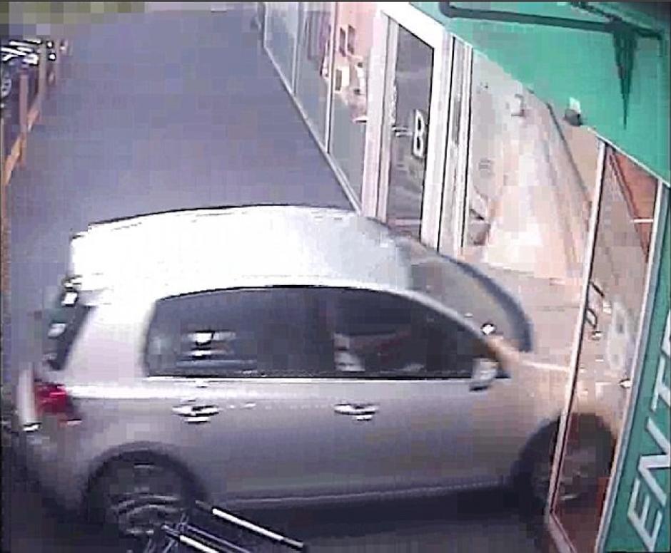 Un anciano ingres&oacute; con todo y su veh&iacute;culo a un centro comercial en Australia. &nbsp;(Foto:&nbsp;dailymail.co.uk)