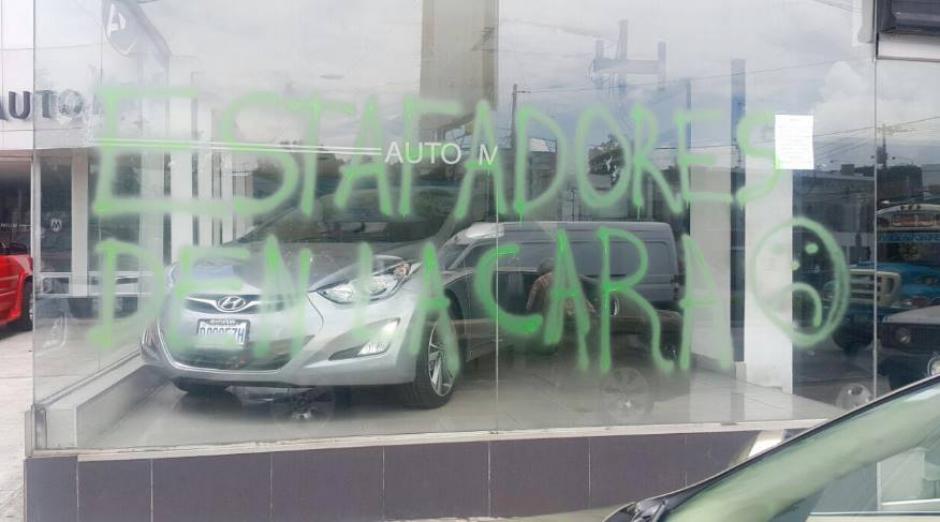 Las instalaciones de Auto Millenium se encuentran pintadas con aerosol, posiblemente por un cliente molesto. (Foto: Facebook)