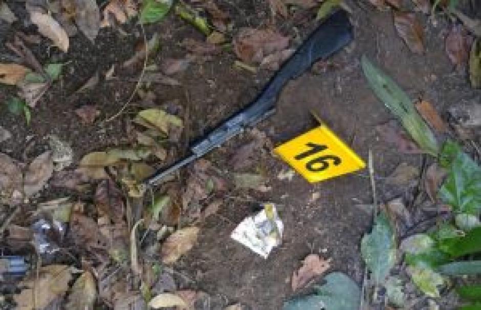 Las autoridades localizaron un arma, municiones y drogas en el lugar del allanamiento. (Foto: Ministerio P&uacute;blico)