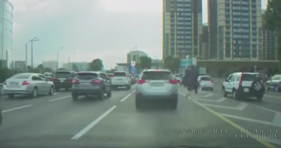 Un hombre busca una soluci&oacute;n para el tr&aacute;fico con una avestruz. (Captura de pantalla: Strange News/YouTube)