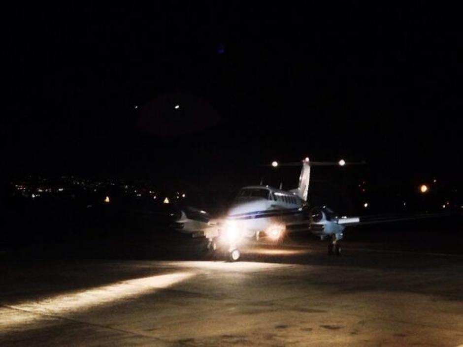 El avi&oacute;n que tra&iacute;a a la familia Siekavizza, junto a sus nietos Mar&iacute;a Mercedes y Roberto Jos&eacute;, lleg&oacute; a la pista de la Fuerza A&eacute;rea. (Foto: Esteban Biba/ Soy502)