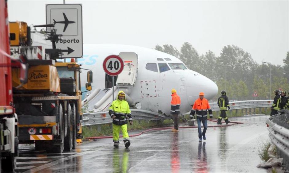Un avi&oacute;n de carga se sali&oacute; de la pista tras aterrizar la pasada madrugada en el aeropuerto italiano de Bergamo. (Foto: EFE)