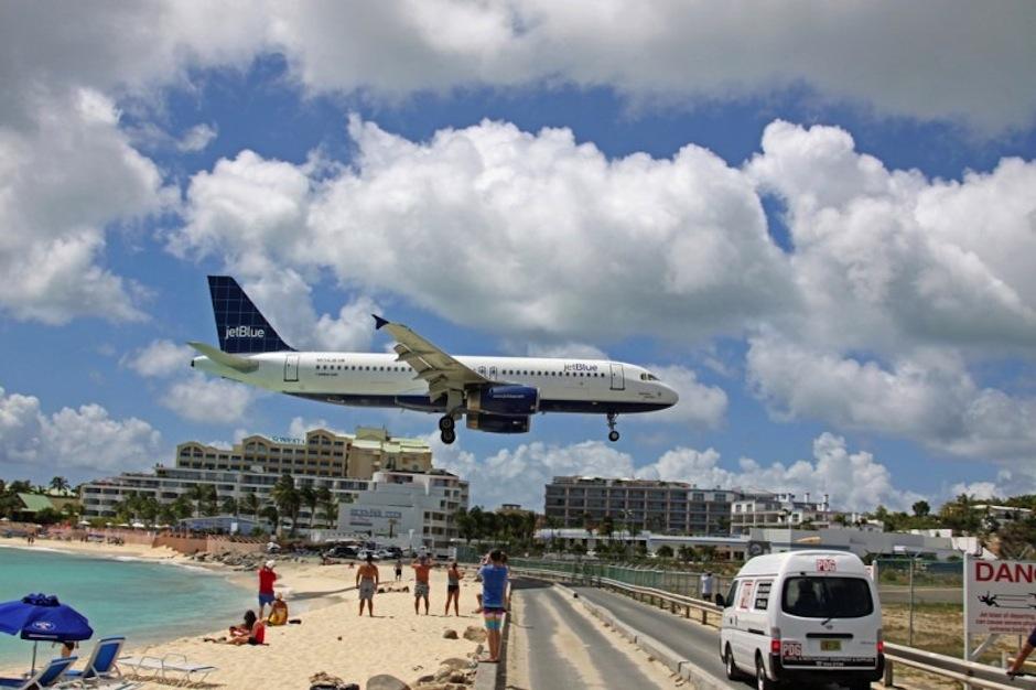 Avi&oacute;n aterrizando cerca de una zona urbana en la isla caribe&ntilde;a de San Mart&iacute;n.