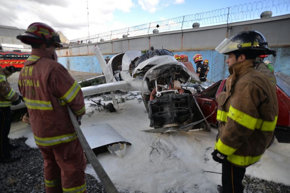 Los Bomberos Municipales y Voluntarios atendieron la emergencia. (Foto: Wilder L&oacute;pez/Soy502) 