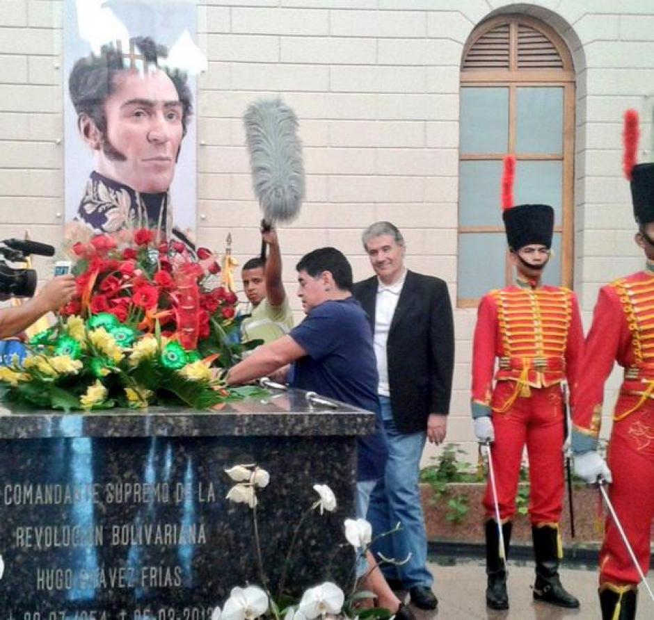 El astro argentino rindi&oacute; homenaje al fallecido presidente de Venezuela, Hugo Ch&aacute;vez, en el Cuartel de la Monta&ntilde;a. (Foto: @VTVcanal8)&nbsp;