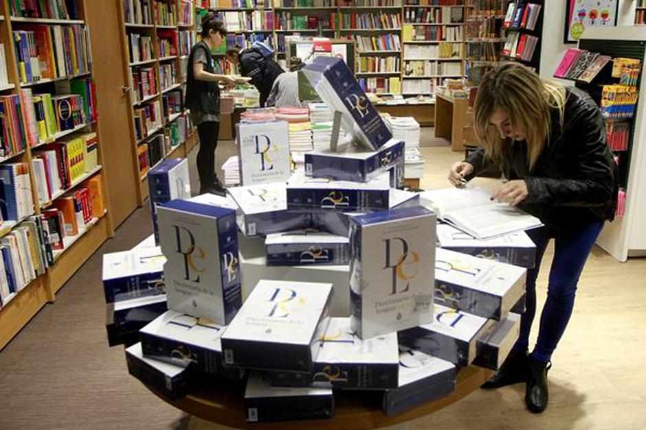 El nuevo Diccionario de la Lengua Espa&ntilde;ola ya est&aacute; a la venta en librer&iacute;as de Espa&ntilde;a y Am&eacute;rica. (Foto: Twitter @RAEinforma)