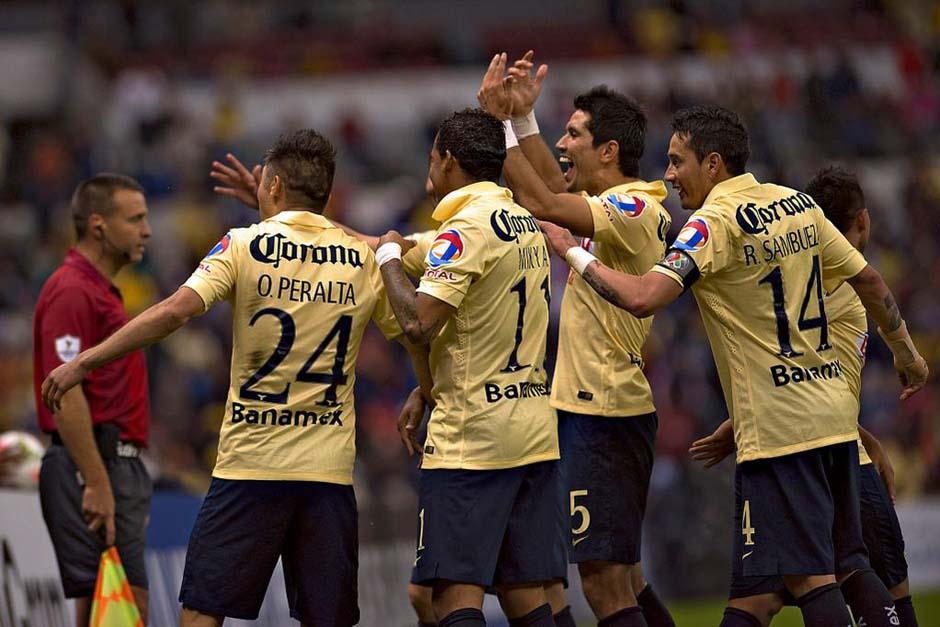 Peralta celebra con sus compa&ntilde;eros el segundo gol anotado en el partido. (Foto: Twitter Am&eacute;rica)