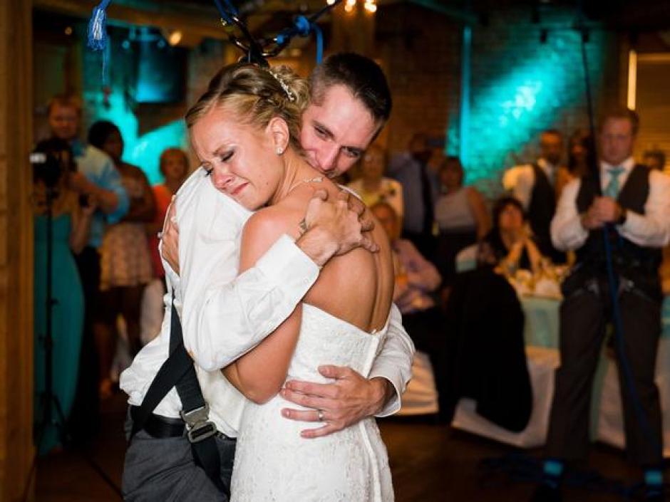 Joey Johnson, un joven paral&iacute;tico, se puso de pie con la ayuda de un arn&eacute;s y pudo bailar con su amada el d&iacute;a de su boda. (Foto: WPTV)