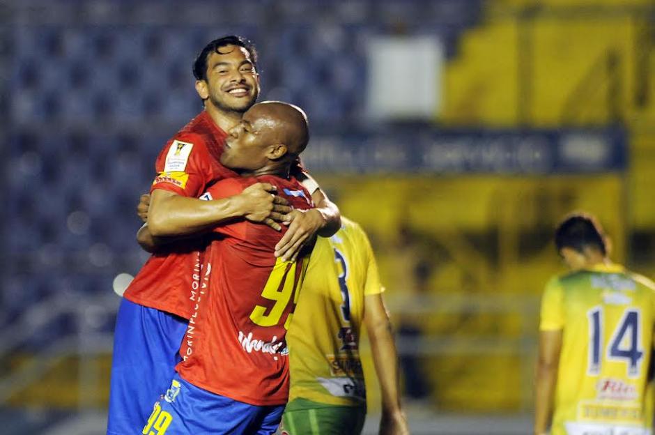 Carlos Ruiz y Johnny Woodly, marcaron los dos goles de Municipal que venci&oacute; a Santa Tecla. (Foto: Nuestro Diario)