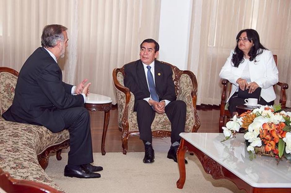 El jefe de la Cicig Iván Velásquez visitó a los nuevos magistrados de la CSJ. (Foto: Organismo Judicial)