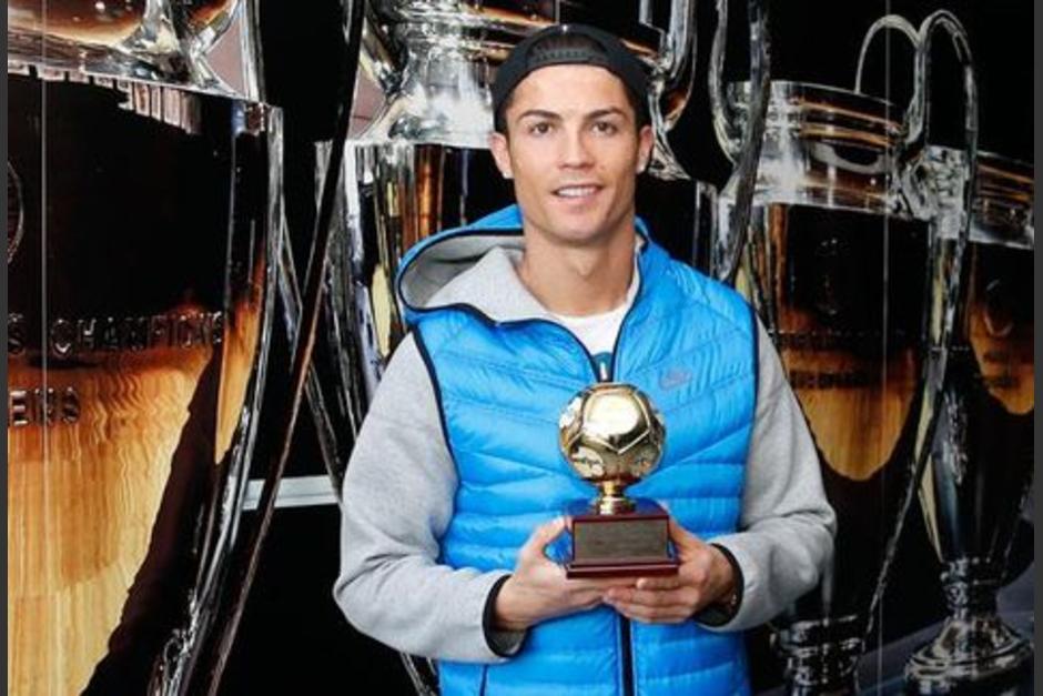 Cristiano Ronaldo recibe el trofeo como "El mejor goleador de 2013". (Foto: Real Madrid)