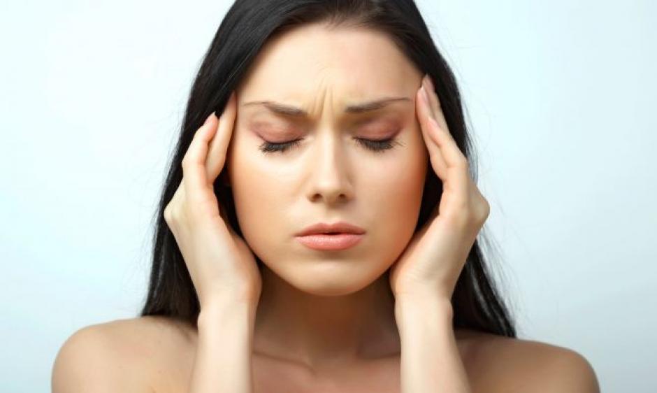 Los expertos aseguran que los dolores de cabeza m&aacute;s comunes son causados por tensi&oacute;n muscular en los hombros, el cuello, el cuero cabelludo y la mand&iacute;bula. (Foto: Archivo)