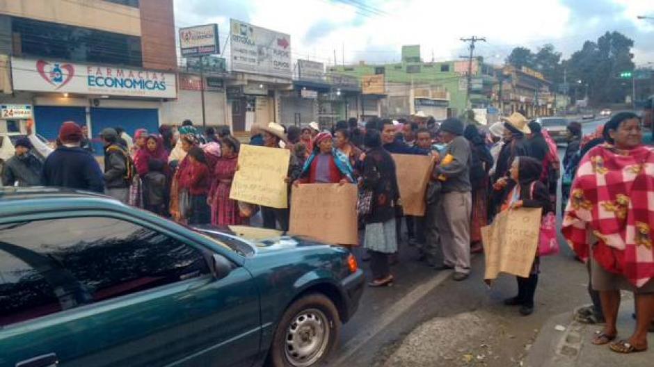 La protesta impide el paso en cuatro carriles, frente al hospital. (Foto: @stereo100xela)