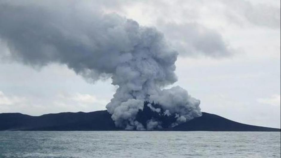 Los vuelos sobre este territorio se han suspendido debido al lanzamiento de ceniza y rocas volc&aacute;nicas.
