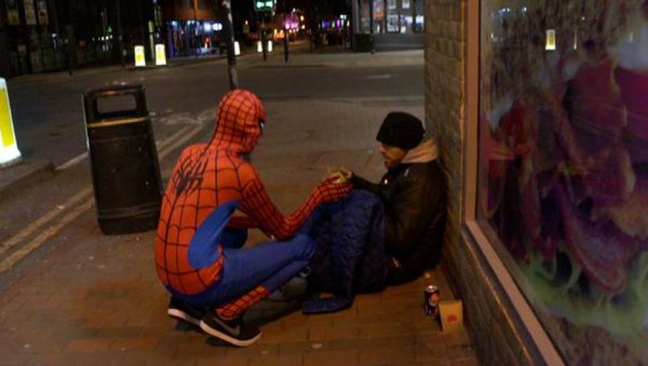 El Spiderman de Birmingham realiza una labor que ha dado de que hablar en Inglaterra y el mundo. (Foto: @BrumSpiderman)