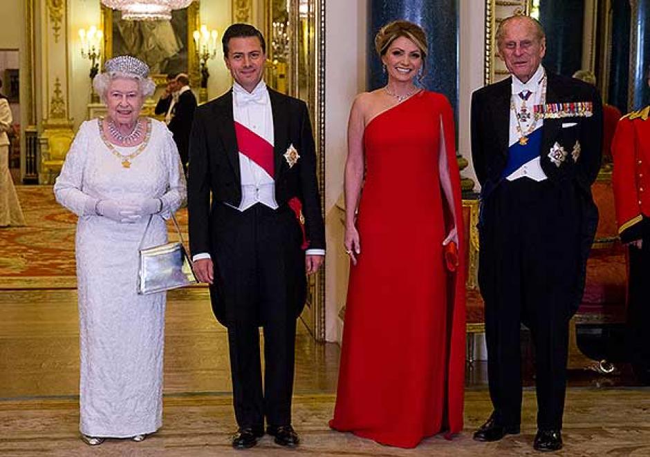 Enrique Pe&ntilde;a Nieto y su esposa, Ang&eacute;lica Rivera, visitaron el palacio de Buckingham, donde fueron recibidos por la reina Isabel II. (Foto: Twitter Univision)