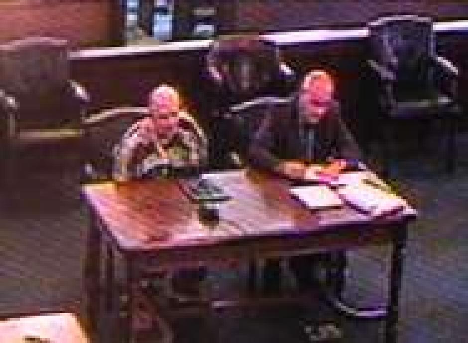 El hombre se encuentra en el tribunal escuchando su sentencia. (Captura de pantalla: nydailynews)