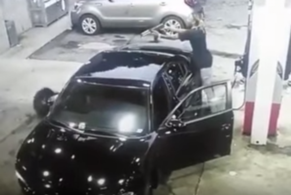 Dos hombres se enfrentan a balazos en una gasolinera.  (Foto: Captura de YouTube)