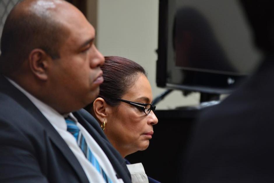 El abogado Benjam&iacute;n Estrada, junto a Roxana Baldetti, durante la audiencia de primera declaraci&oacute;n. Estrada es uno de los dos abogados que p&uacute;blicamente asesoran a la exvicepresidenta. (Foto: Archivo/Soy502)