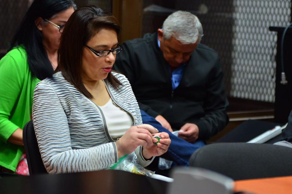 Los chocolates fueron entregados a las personas que la rodean. (Foto: Jes&uacute;s Alfonso/Soy502)