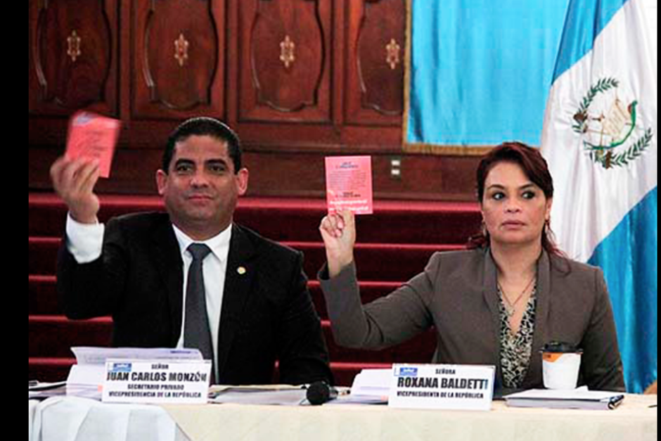 La vicepresidenta y su exsecretario privado en una de las actividades de la Comisión Nacional contra el Contrabando. &nbsp;(Foto: Facebook/Roxana Baldetti)&nbsp;