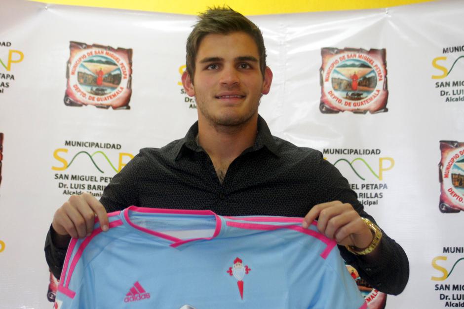 El delantero guatemalteco, Jorge Baldizón muestra la camistea del Celta B de España, equipo al que se unirá en esta semana. (Foto: Luis Barrios)
