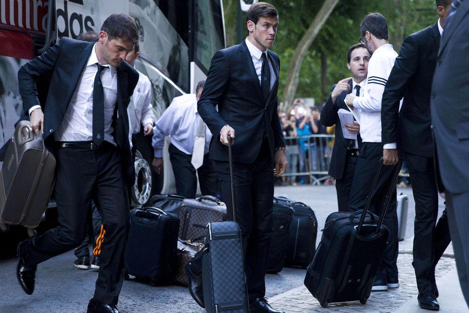 Gareth Bale e Iker Casillas a su llegada a Lisboa. (Foto: AFP)