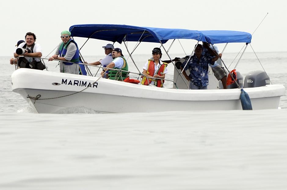 En la proa de esta embarcación se encuentra el fotógrafo Decio Serrano, listo con su cámara.