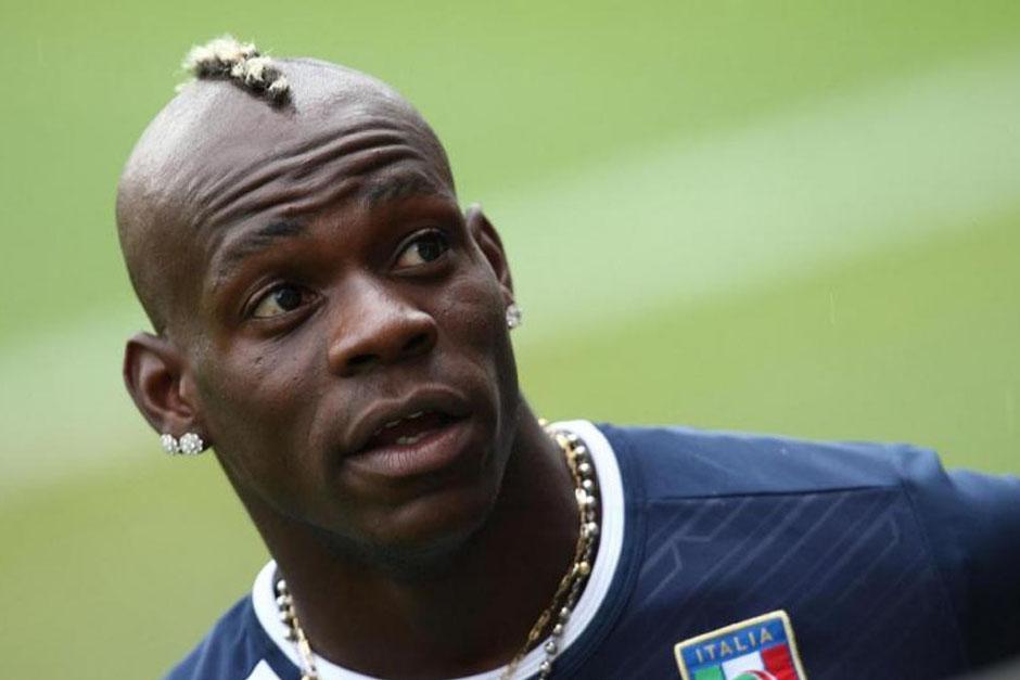 Mario Balotelli huyo despavorido de un peque&ntilde;o perro que lo asust&oacute;. (Foto: taringa.net)