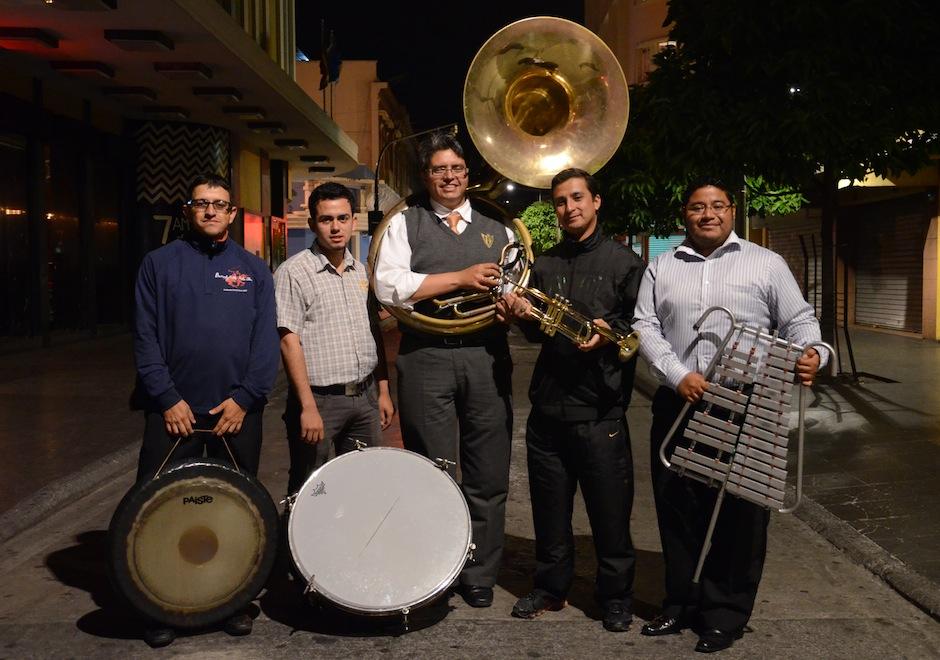 Las "Marchas Fúnebres" son posibles gracias a músicos profesionales que se dedican a agregar su arte a las procesiones guatemaltecas. (Foto: Selene Mejía/Soy502)&nbsp;