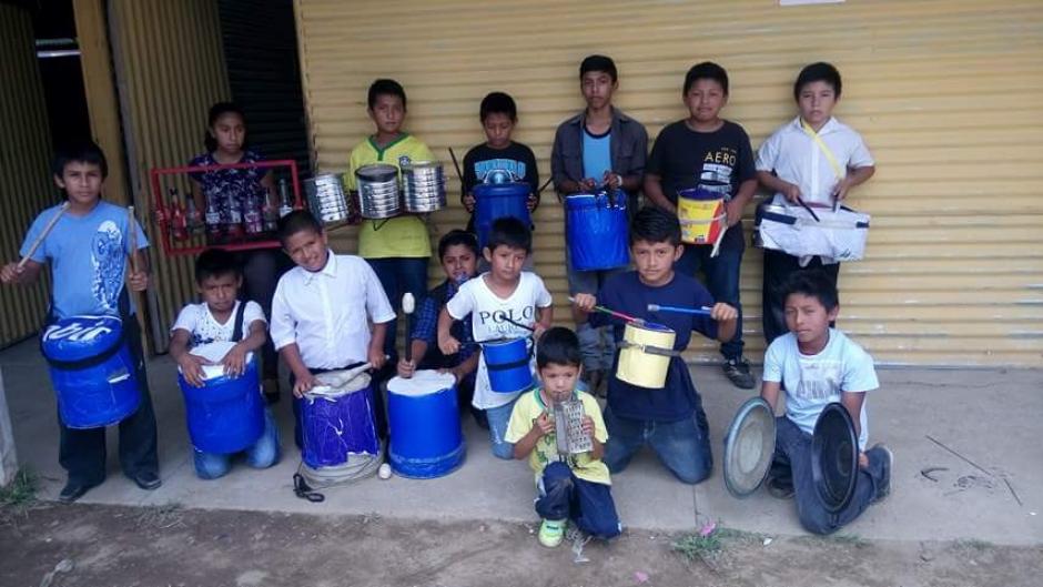 Estudiantes crean instrumentos musicales con materiales reciclados. (Foto: @princes_evelyn)