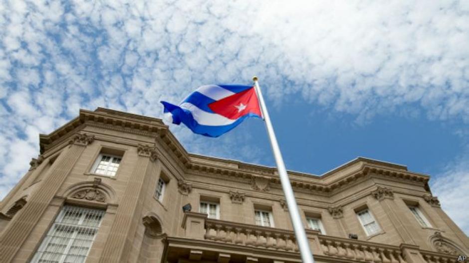 La bandera de Cuba ondea frente a su embajada en Washington por primera vez en 54 a&ntilde;os. &nbsp;(Foto: BBC)&nbsp;