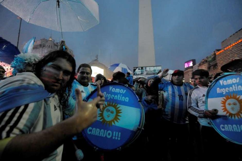 El Obelisco de la capital argentina se llen&oacute; de aficionados para pedir que "Messi no se vaya de la Selecci&oacute;n". (Foto: Tomada del diario Ol&eacute;)