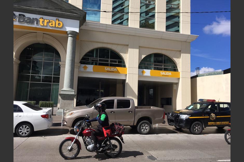 Las autoridades se encuentran en las oficinas centrales del Bantrab de la zona 10. (Foto: Fredy Hern&aacute;ndez/Soy502) 