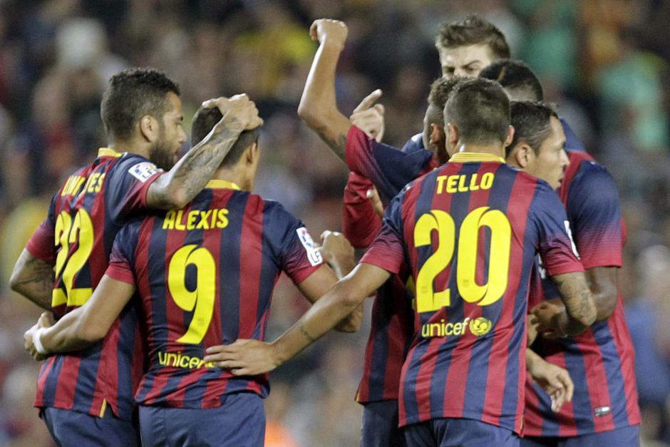 Alexis es felicitado por sus compa&ntilde;eros luego de anotar para el Barcelona.