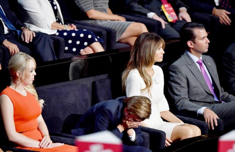 Barron Trump fue captado bostezando durante todo el discurso de su padre. (Foto: www.usmagazine.com)
