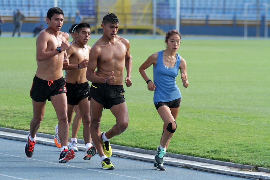 Los seleccionados guatemaltecos de marcha, en su &uacute;ltimo entrenamiento en el pa&iacute;s antes de viajar a M&eacute;xico para competir en el Challenge Chihuahua 2015. (Foto: Douglar Suruy/Soy502)