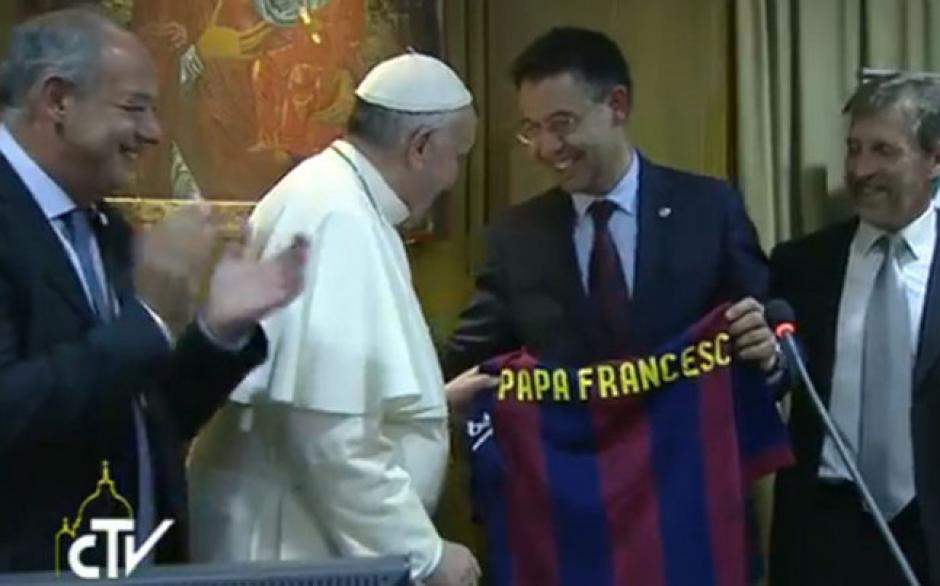El presidente del Barcelona, imputado esta semana por el fichaje de Neymar, regal&oacute; al papa un camisa del Barcelona durante su visita al Vaticano. (Foto: Twitter)&nbsp;